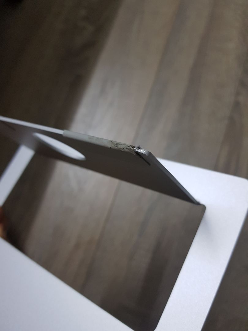 hàng cũ và bẩn như thế này cũng có thể giao cho khách hàng được?? phần cao su ở đế bị loét hết ra