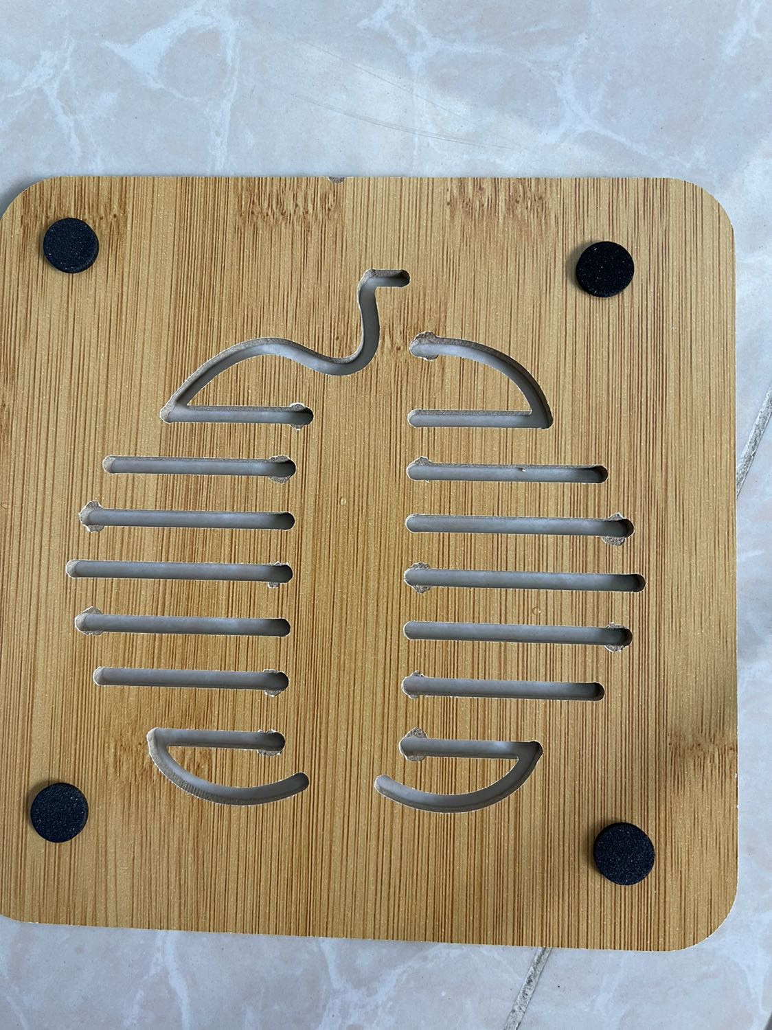 Hàng tương đối. Mua 5 cái nhưng shop giao có 3 mẫu. Mẫu mèo mình thích không có. Có cái bị tróc lớp gỗ.