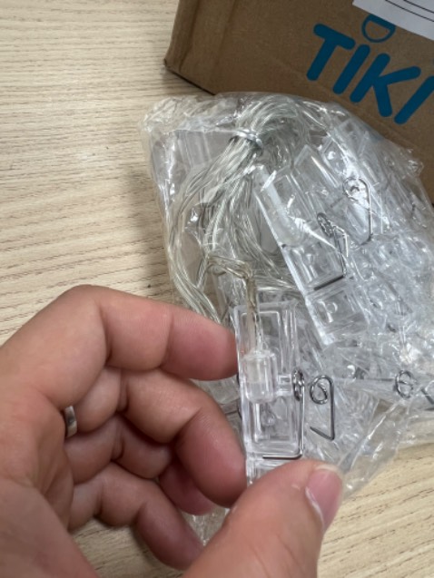 Sản phẩm có kẹp lỗi. Hàng giao hộp thì bị vỡ và bung.