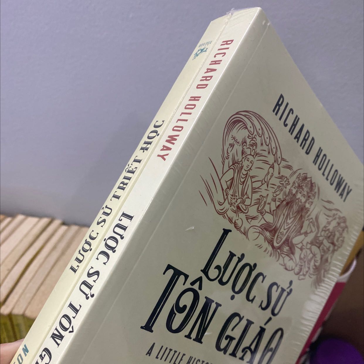 Đặt giao hàng 2H nhưng đến thái độ nhân viên giao hàng tệ. Giao rất trễ so với gói dịch vụ TikiNow 2H. Combo quấn màng bọc nhưng lại trừ Bookcare của mình :)