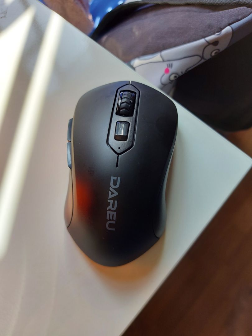 Chuột nhạy, vừa tay (mình tay con gái), thiết kế theo mình thấy là khá đẹp. Quên tắt chuột thì cũng có tự tắt luôn. Chỉ còn độ bền thì chưa *** xong. Nhận chuột thấy rất ưng so với số tiền bỏ ra