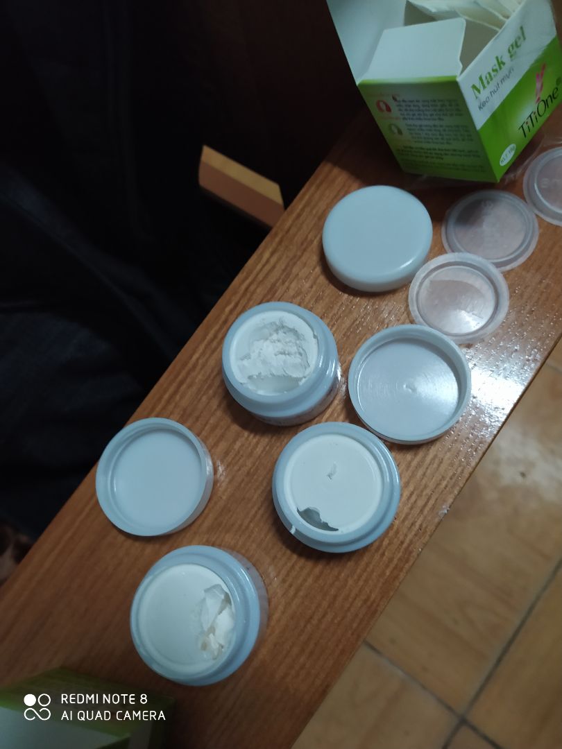 cho mình hỏi kem gì mà khô như vậy bôi kiểu gì. mình tưởng n chỉ bị khô trên bề mặt . nhưng tất cả đều đông cứng. quá thất vọng. mình cần shop giải thích cho mình hỏi kem gì mà khô như vậy bôi kiểu gì. mình tưởng n chỉ bị khô trên bề mặt . nhưng tất cả đều đông cứng. quá thất vọng. mình cần shop giải thích