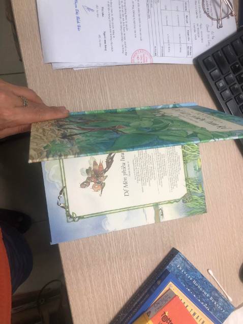 Chào shop, tôi đã nhận được 04 quyển sách đặt mua. đáng tiếc quyển Dế mèn phiêu lưu ký bị đóng lỗi, lộn ngược đằng trước lại đằng sau.Vui lòng đổi lại sách không lỗi giúp tôi.