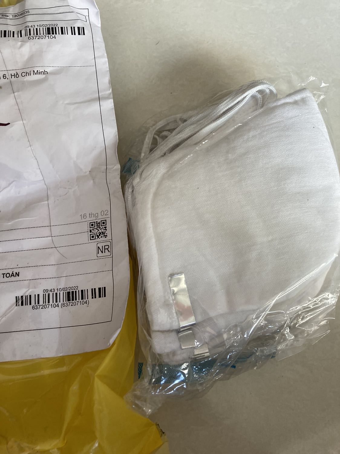 Mua giấy nến , sao lại giao khẩu trang