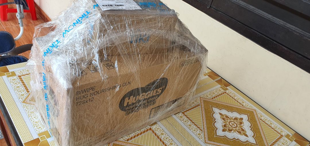 Đóng gói hơi sơ sài nhưng ko sao. Hàng giao đến nguyên vẹn. ổn. 
Quà tặng kèm ok, hịn, ko phải đồ cũ thanh lý này nọ.