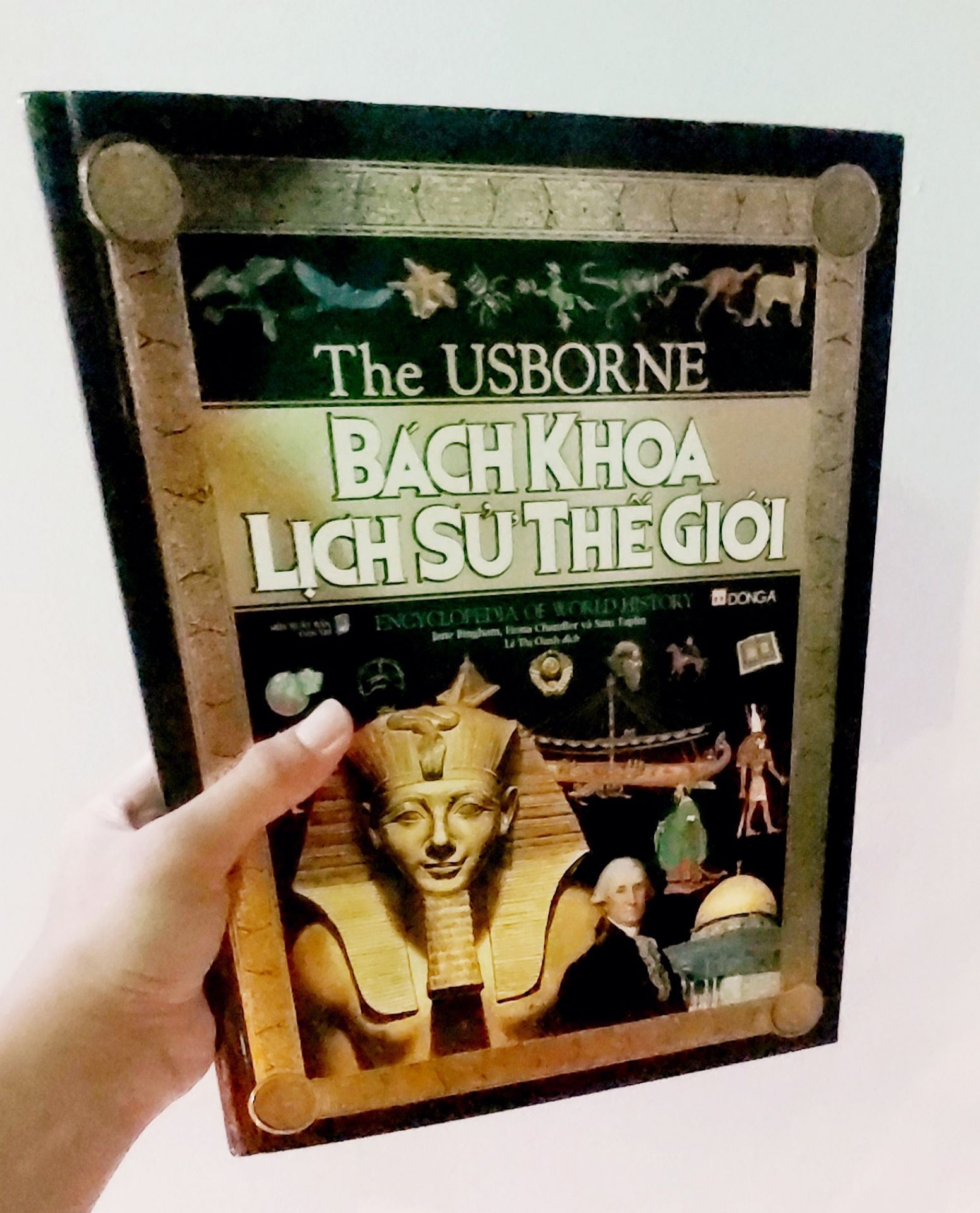 - Giao nhanh cực, đóng gói kĩ. Sách nguyên vẹn, nguyên seal, không hư hại gì.
- Sách khổ lớn, cầm nặng tay. Bìa cứng trong và bìa áo ngoài, in ấn sắc nét. Ruột sách tương đối dày, đều được in màu cực đẹp. Nội dung cuốn hút, hấp dẫn, bổ ích. Tóm lại sách Đông A được trau chuốt kĩ càng từ trong ra ngoài, từ nội dung đến hình thức nên mọi người an tâm mua đọc nhé.
- Canh đợt -50% sale nên giá cực hời cho một quyển sách chất lượng thế này.
CỰC KỲ ƯNG Ý.
