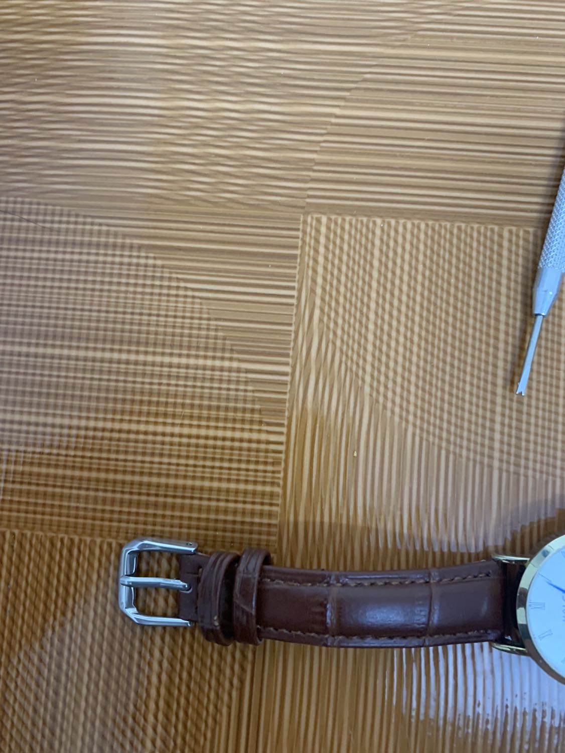 Giao hàng nhanh, shipper lịch sự, ngoài dây da đồng hồ còn có tặng kèm dụng cụ để thay dây. Nói chung ổn trong tầm giá.