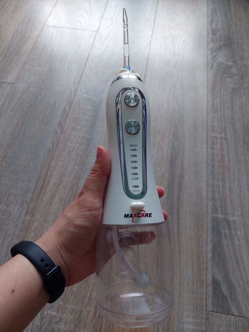 Máy đẹp. mà đối với mình thì lực nước nó rất mạnh. mình chỉ dùng ở mức nhỏ nhất là ok rồi. lực nước mạnh nên có thể làm chảy máu chân răng nha mn. nhưng nói chung mình thấy ok. vì khi dắt thức ăn, xài cái này tiện lợi, mà an toàn cho nướu