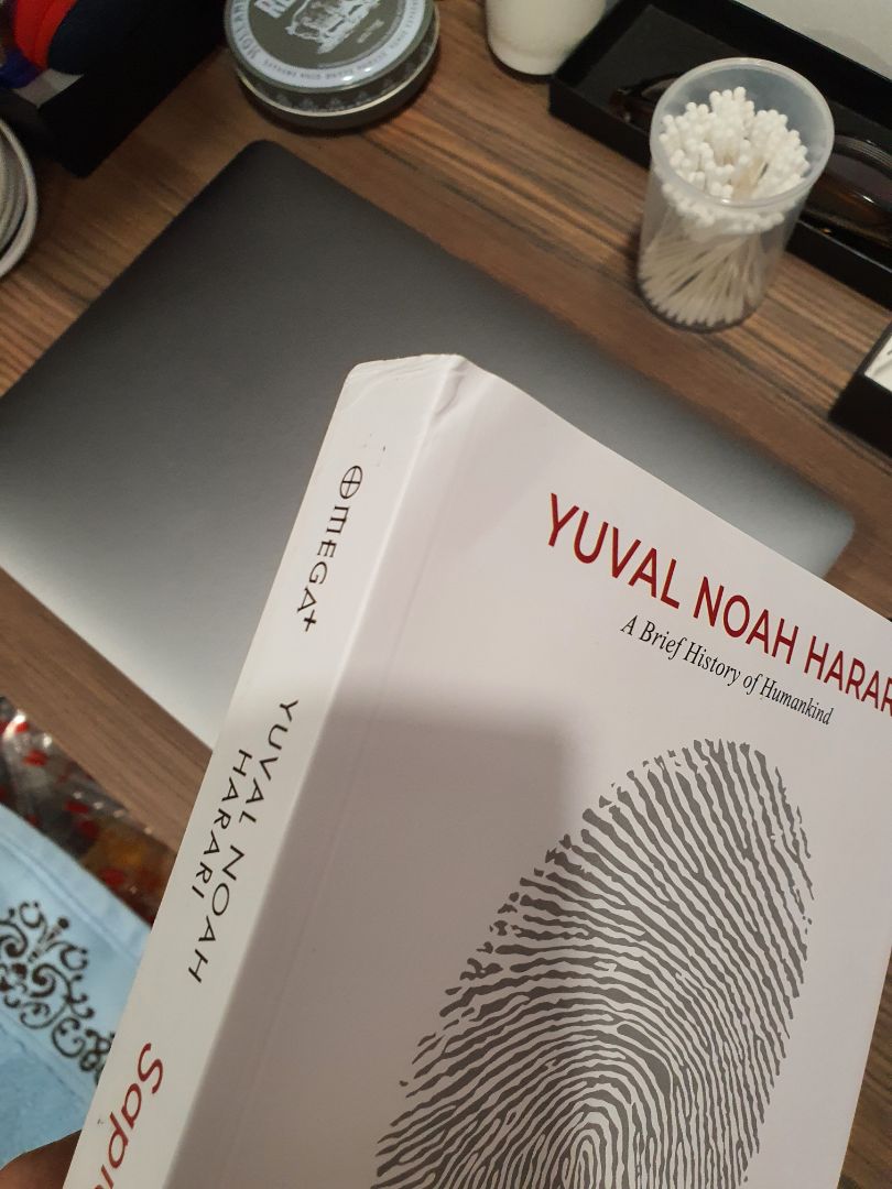 sách bị cấn móp, dính keo...không ảnh hưởng nội dung nhưng mình quý sách, nhìn vầy khó chịu, mình mua mới chứ phải sách cũ đâu.