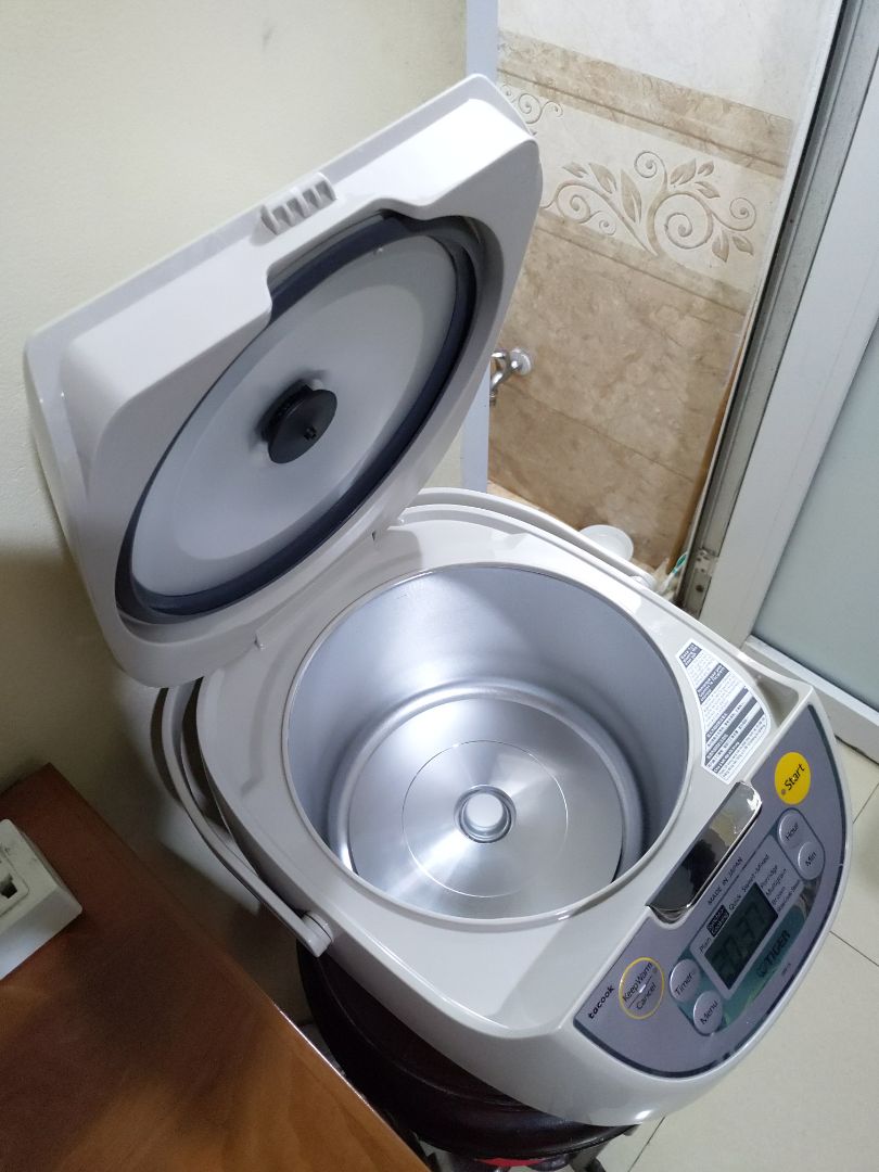 Tiki giao hàng đúng như dự kiến. Mình mua đợt sale nên giá khá là tốt. Nồi cơm chất lượng tốt, nấu cơm mất hơn nửa tiếng, khá nhanh, cơm ngon với điều kiện cho vừa đủ nước. Mình thấy cho ít nước hơn một chút so với hướng dẫn trong sách thì cơm rất dẻo và ngon. Chuẩn cơm mẹ nấu luôn á. Chất liệu lòng nồi dầy dặn, nhiều chế độ nấu chưa thử hết đc. Một nhược điểm nho nhỏ là mỗi lần nấu xong phải lau mồ hôi đọng ở rãnh xung quanh nồi do không có bộ phận chứa có thể tháo rời. Tiki giao hàng đúng như dự kiến. Mình mua đợt sale nên giá khá là tốt. Nồi cơm chất lượng tốt, nấu cơm mất hơn nửa tiếng, khá nhanh, cơm ngon với điều kiện cho vừa đủ nước. Mình thấy cho ít nước hơn một chút so với hướng dẫn trong sách thì cơm rất dẻo và ngon. Chuẩn cơm mẹ nấu luôn á. Chất liệu lòng nồi dầy dặn, nhiều chế độ nấu chưa thử hết đc. Một nhược điểm nho nhỏ là mỗi lần nấu xong phải lau mồ hôi đọng ở rãnh xung quanh nồi do không có bộ phận chứa có thể tháo rời.