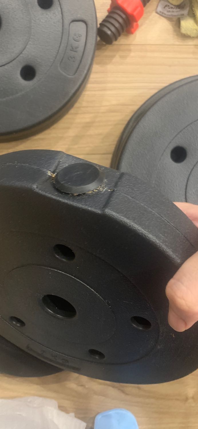 Tạ bị vỡ hỏng do vận chuyển, đóng gói kém làm hàng dễ vỡ. Dập vỡ khá nhiều
Nhìn chung cũng ổn