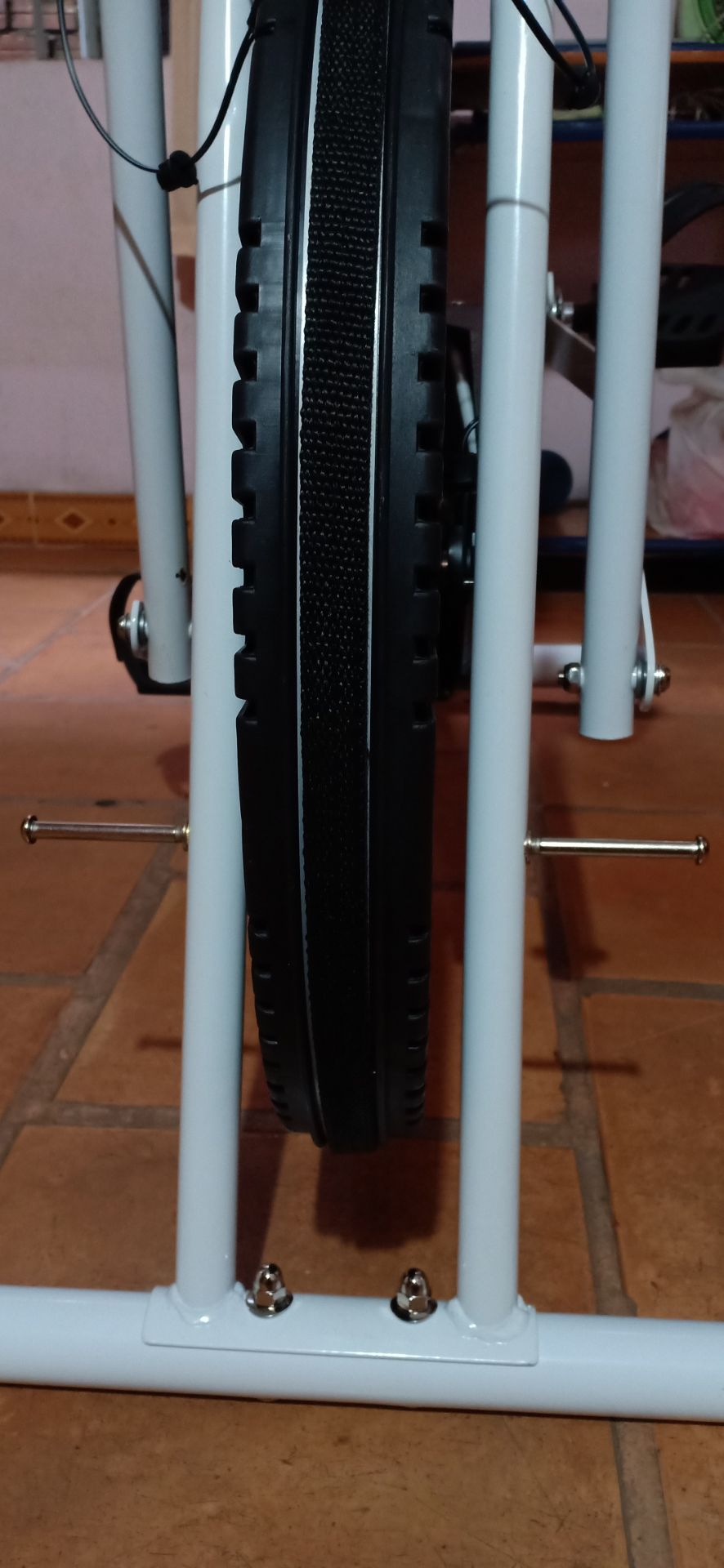 Hàng giao nhanh, đúng hạn, mẫu mã đẹp y hình, mức giá phù hợp. Khuyết: đồng hồ điện tử không có đo nhịp tim như quảng cáo, hai ốc dài nằm ngang dưới chân không biết để làm gì cứ lắp theo hướng dẫn trên video.
Phù hợp để tập tại nhà.