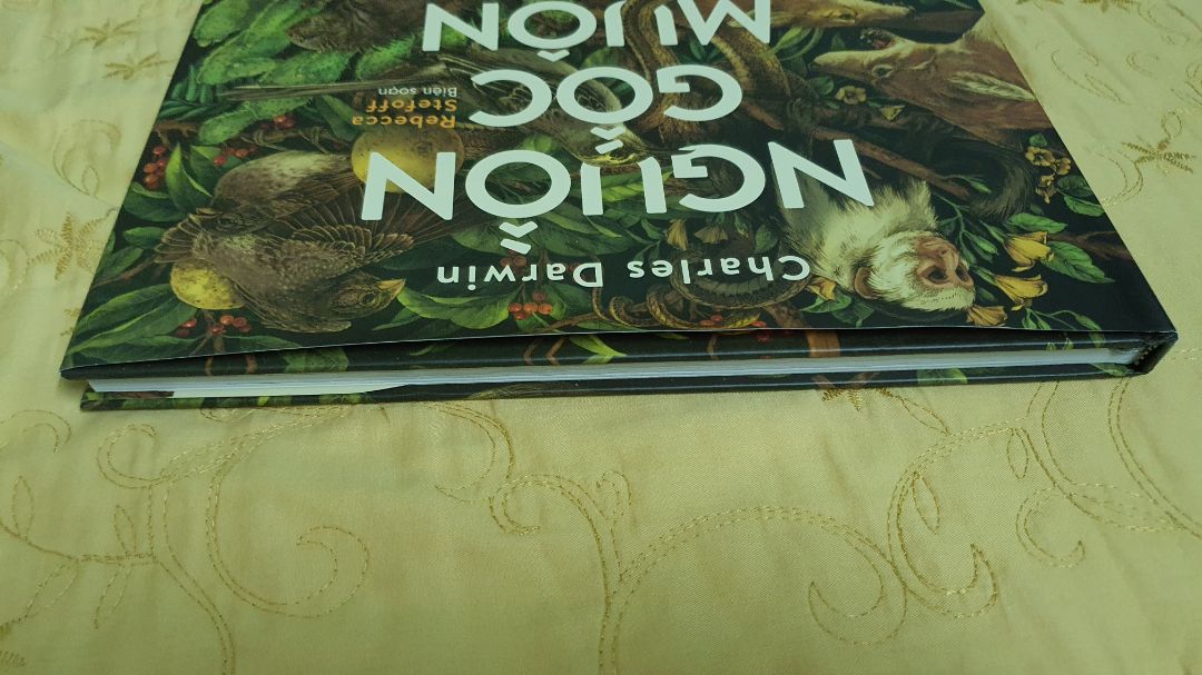 Sách in chất lượng tốt, nội dung thú vị, hình minh họa cũng ổn. Tiki giao hàng khá nhanh, tuy nhiên bị chia làm 3 lần giao hàng nên cũng hơi bất tiện. Lần này tiki đóng gói có vẻ rất cẩn thận nhưng có lẽ sách đã bị quăn tờ bọc khi đóng gói. Các bạn đóng gói nên chú ý hơn.