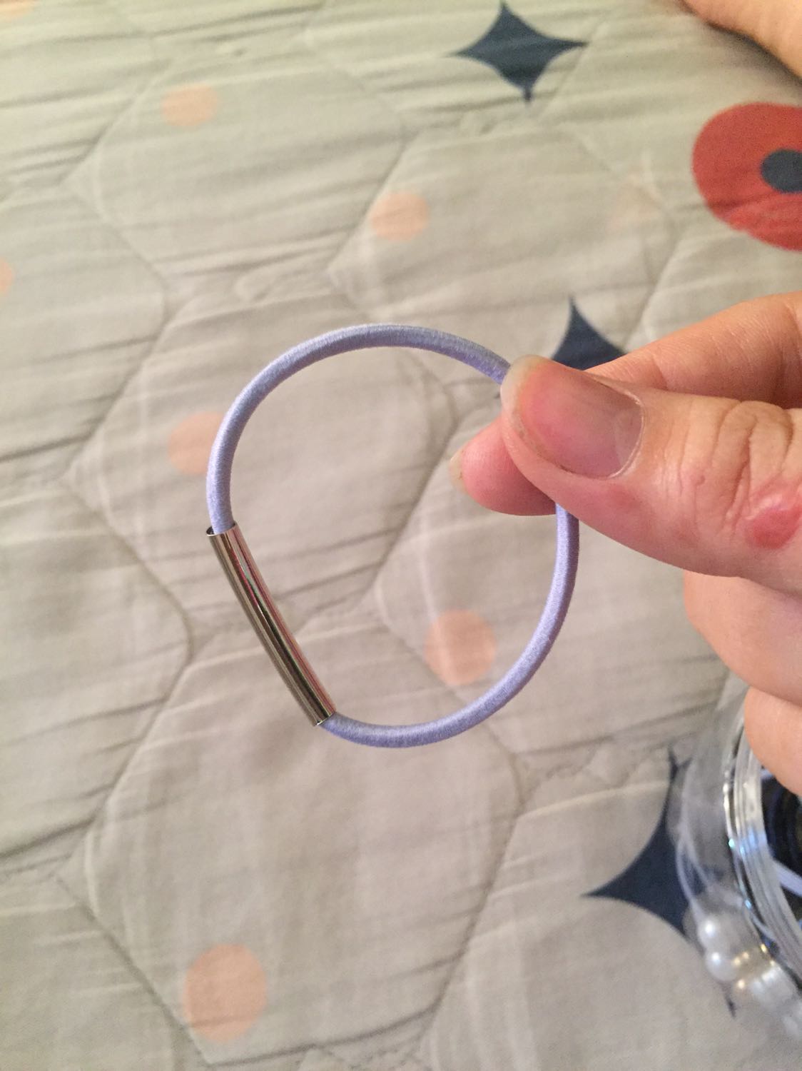 Shop giao hàng bao lâu! Nhận xong mà nản luôn. Dây cột tóc mỏng te, độ đàn hồi còn thua thun cột tóc. Cột khó, lỏng tóc.

Chỉ đc cái mã đẹp. :’) Con nít chắc xài thích hơn người lớn!