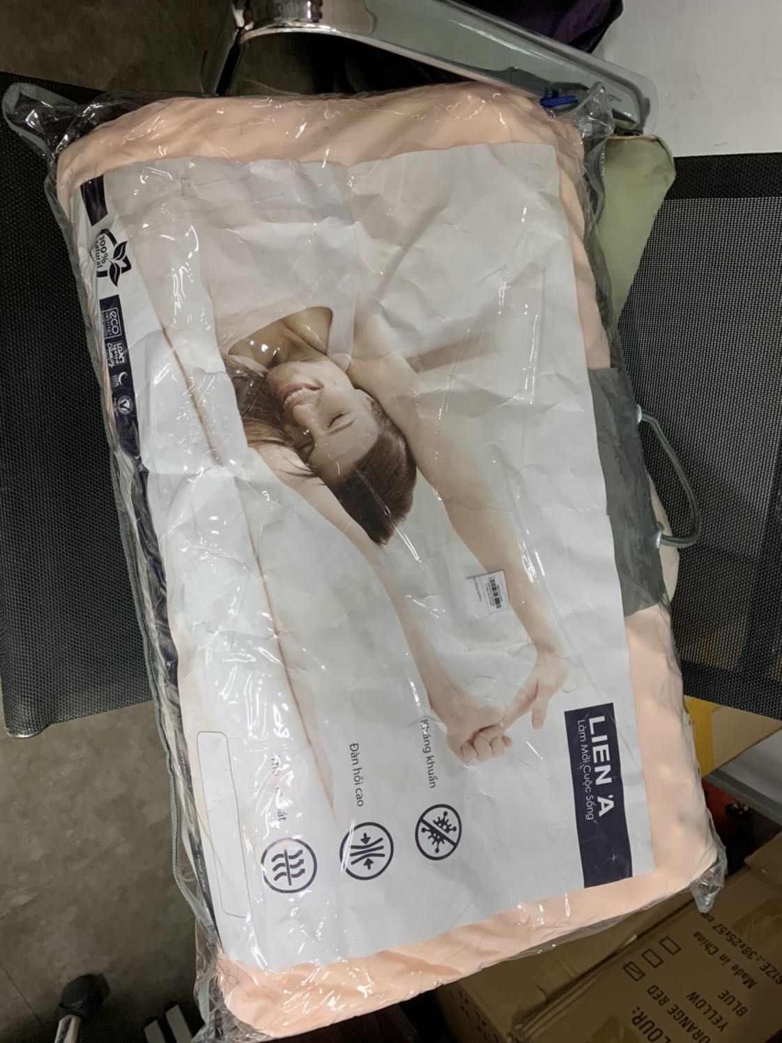 Gối êm, mềm, mùi nhựa hơi nồng, có vỏ đựng để xách, có lớp mỏng lót, k có bao gối ngoài, size gối vừa nằm. Không biết mua bao gối ở đâu
Lớp gái massage k có tác dụng vì nó mềm quá