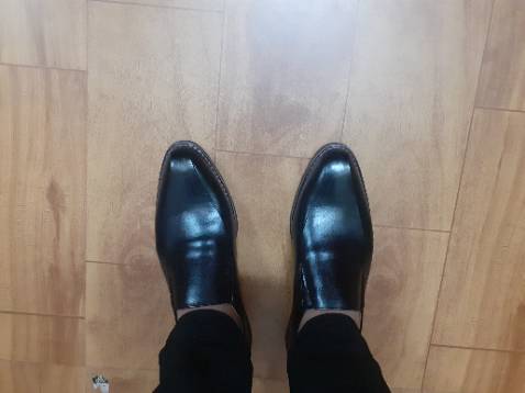 Giầy rẻ mà form rất đẹp, da thật, mỗi tội đế ko khâu, về mang đi khâu cũng ok, rất hài lòng