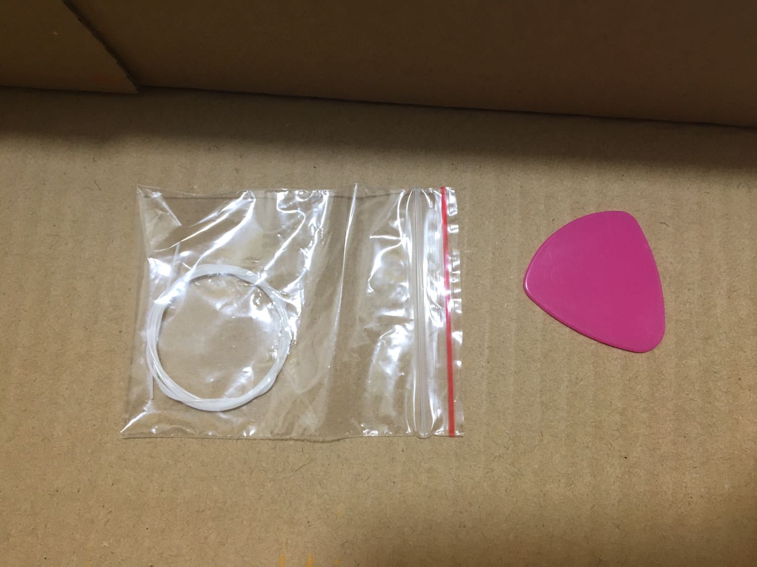 Đàn đẹp, nhìn mới cứng, màu sơn ok, chưa chỉnh dây, có kèm pick gảy và 1 dây dự phòng, đóng gói ổn khi giao đến ko bị móp méo, mình cg mới tập nên ko đánh giá đc chất âm của đàn nhưng vs giá 175k thì ko thể đòi hỏi hơn nữa. Good.