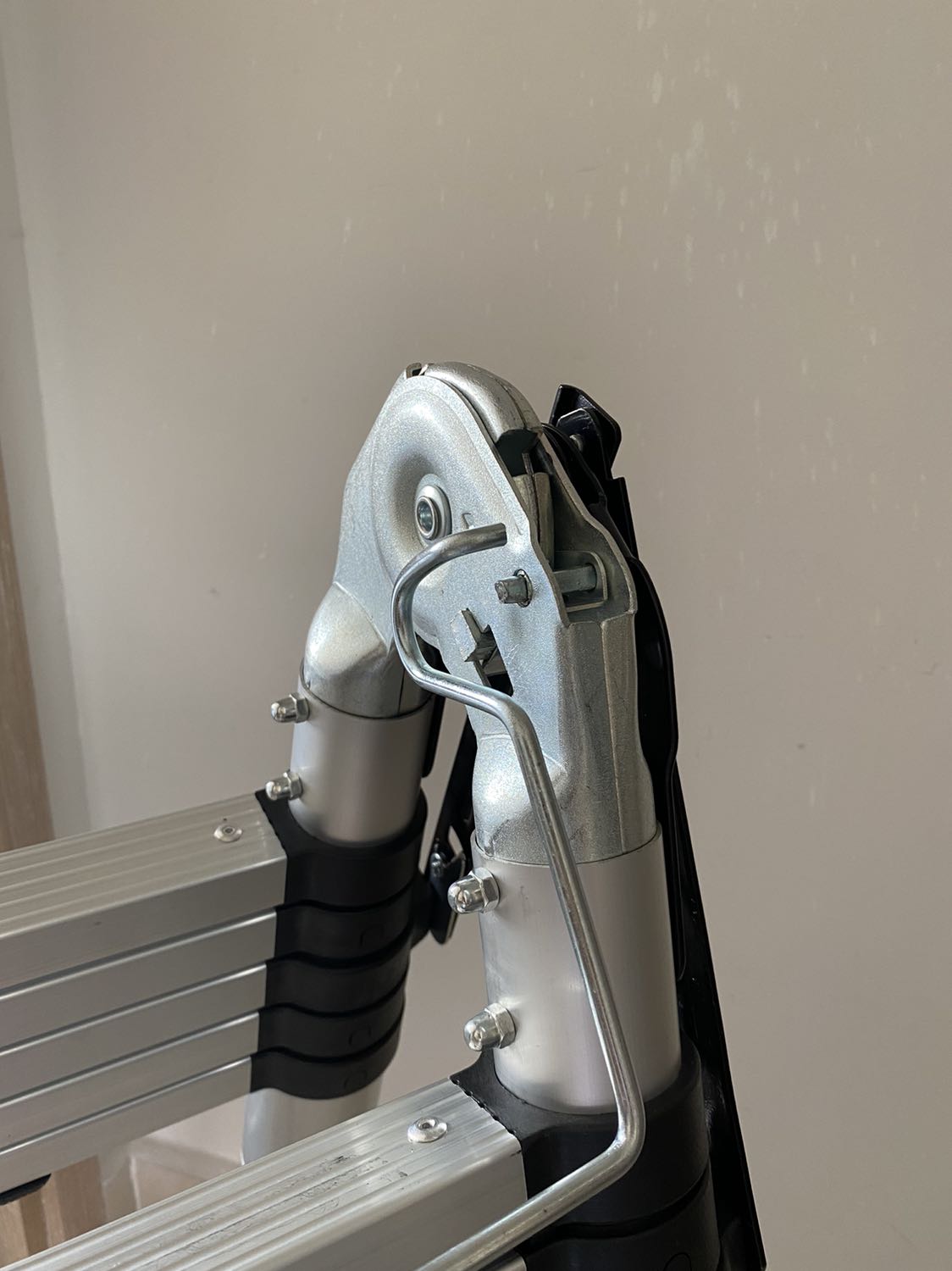 Khoá bên phải bị kẹt, rất khó mở để gấp thang lại.
Mới thao tác được vài lần, tay cầm đã bị bung ra thế này.
Tôi muốn trả lại hàng.