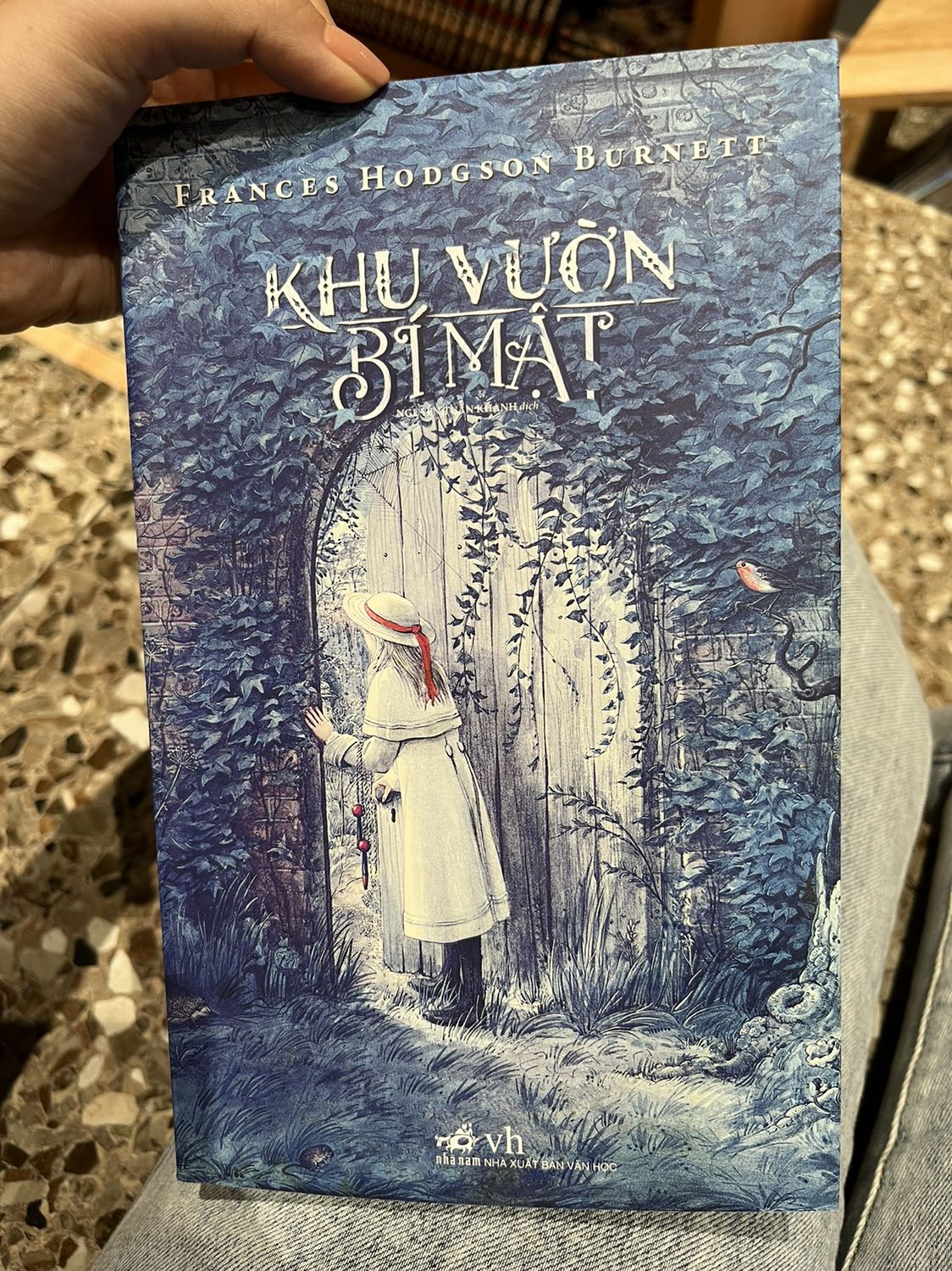 Cách miêu tả của tác giả rất lôi cuốn, mình có thể tưởng tượng ra khung cảnh thật như đang ở đấy. Dù là sách thiếu nhi nhưng vẫn có sức hút với người lớn.
Sách khi được vận chuyển đóng gói rất kỹ và xinh xắn bằng túi giấy, không bị lãng phí bao, giấy bọc nhiều mà vẫn chắc chắn. Mình rất hài lòng.