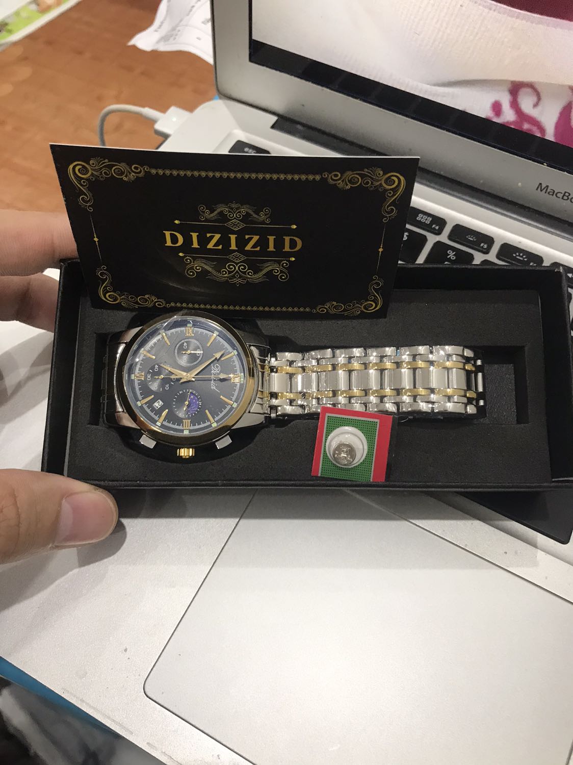 Sản phẩm đẹp như hình, đồng hồ chắc chắn đường nét tỷ mỉ. Nặng và chắc chắn lắm. Shop đóng gói chắc chắn đầy đủ hộp và thẻ bảo hành, còn ưu ái tặng thêm pin nửa.rất đáng tiền viên pin co thể dự phòng sau này thay đỡ tốn kém chi phí. Shop rất tỷ mỹ về sản phẩm tôi rất hài lòng, năm sao cho sản phẩm của shop nhé, tuyệt vời