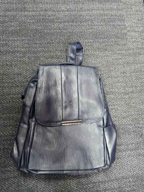 Da mềm, đẹp. Nhưng hình như màu không phải đen, cảm giác nghiêng về xanh chút. Nhiều ngăn,