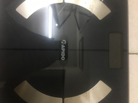 Cả nhà đều thích vì tiện lợi. Đã kiểm tra chéo với cân ở nơi khác và số đo cân nặng có độ chính xác cao. Tỷ lệ mỡ thì hiện chưa biết độ chính xác.