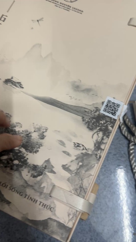 Hai set quà đều rách bung seal, bên ngoài hộp nhìn cũ, có nhiều vết hằn, cấn . 1 sét thì rách hộp, mình mua tặng khách nước ngoài, nên thấy không hài lòng.