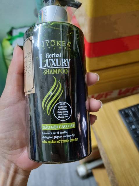 Hương thơm tinh dầu dễ chịu. Dùng 1 thời gian tóc giảm rụng hẳn.