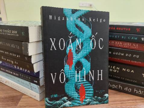 Tài khéo của giáo sư Yukawa cùng với duyên số của vị thám tử khi nắm trong tay manh mối duy nhất đã giúp cánh sát lần ra bí mật của vụ án. Đi sâu vào nội tâm, những ẩn ức của con  người vốn luôn là thế mạnh của tiên sinh Keigo.