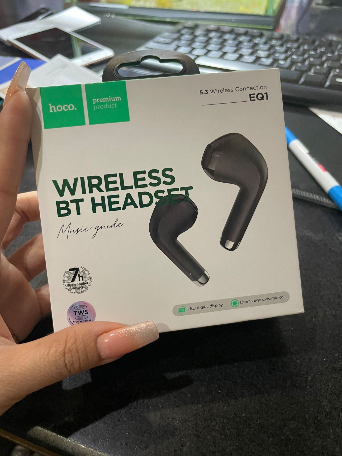 Tai nghe mới khui hộp chỉ nghe được 1 bên, nhờ tiki hỗ trợ đổi hoặc trả hàng.
Tiki đã hỗ trợ đổi hàng trong vòng 2 ngày, ko phát sinh thêm phí gì. Đổi lần 2 mới đầu cũng ko lên, liên hệ Tiki hướng dẫn bóc seal ở dưới đuôi của tai nghe thì ok, có lẽ lần 1 cũng do mình quên bóc seal. Tai nghe rất ấm, bass căng, nghe max volume ko bị rè. Cám ơn Tiki và shop hỗ trợ rất nhiệt tình, sản phẩm tốt.