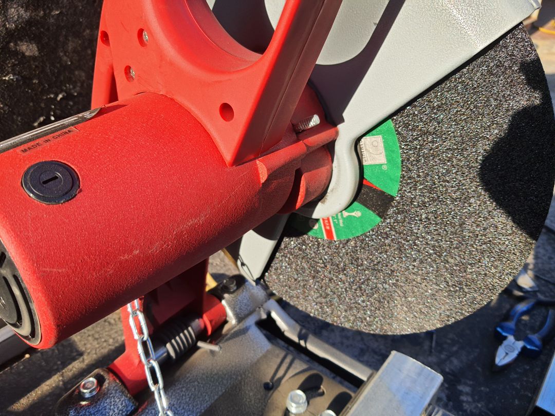 máy khá khỏe so với tầm giá. có 1 điểm trừ là viên đá theo máu khá là cùi bắp, cắt đc có nhiêu đây đã mòn gần hết, thay 1 viên mới vào lại chạy phà phà.