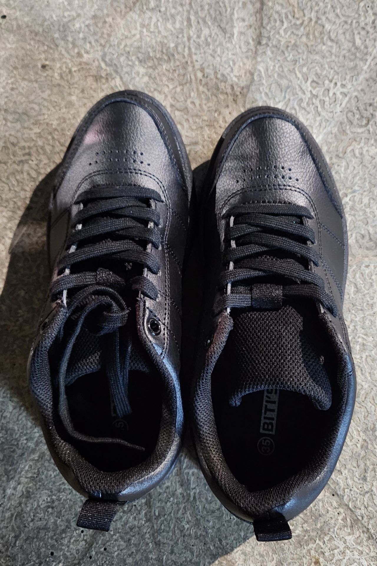 Giày nhẹ, êm, đẹp..rất ưng ý. Bitis chắc là bền 😁