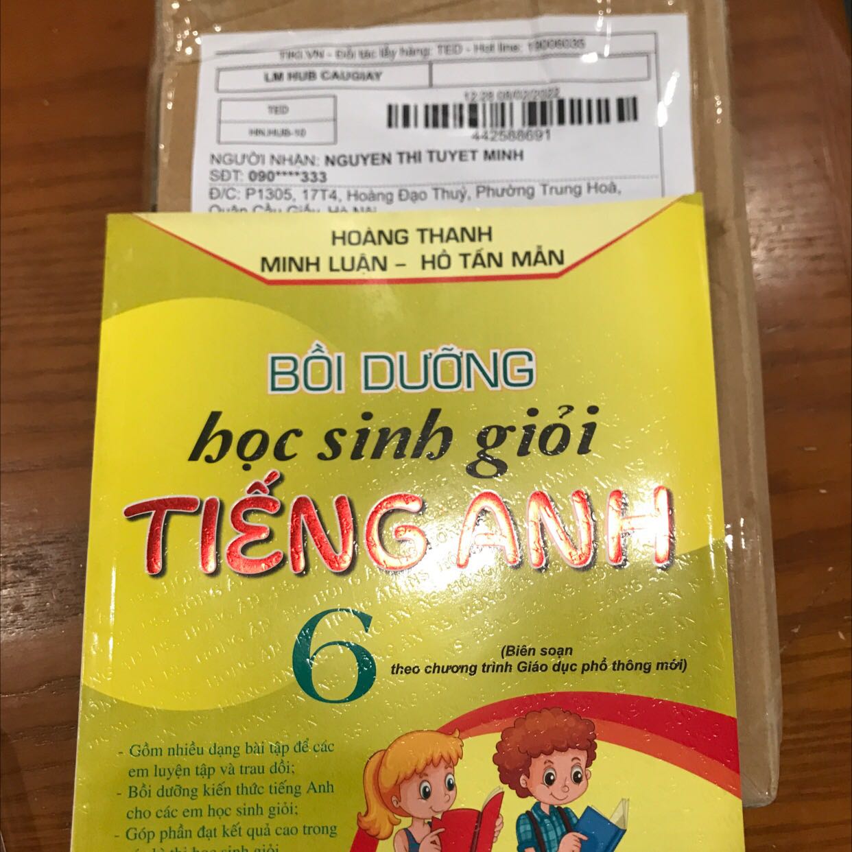 Nhà sách gửi nhầm sách! Mình mua sách toán, gửi thành sách tiếng anh! Vui lòng liên lạc lại! Giá tiền tt 137k gửi sách 59k