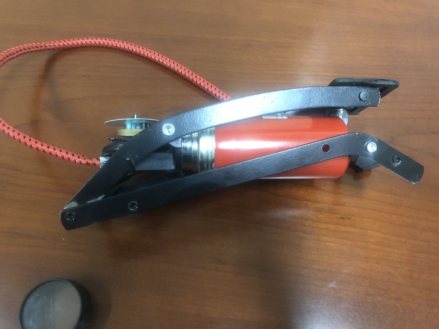 Bơm mở ra thì vỡ đồng hồ áp suất.
Khung yếu, khó bơm nhưng cẩn thận vẫn bơm dc xe máy. Hàng chất lượng thấp chứ ko phải cao cấp