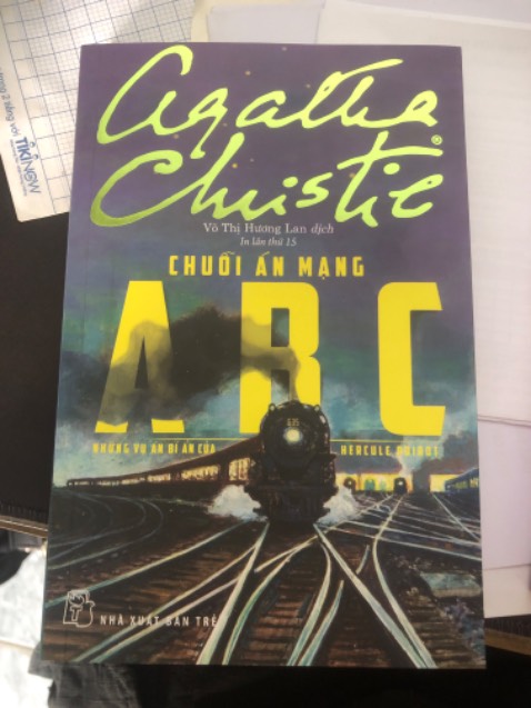 tiki giao hàng nhanh, đặt hôm trước là sáng hôm sau ship gọi rồi
chất lượng cuốn sách tốt, nguyên seal, có bookmark. Sách cầm vừa tay, giấy tốt
nội dung ok cuốn hút, cái kết bất ngờ, mình đoán sai khá nhiều :_)
bản dịch theo ý kiến cá nhân mình thì cải thiện chút nữa sẽ hay hơn, nhưng vậy cũng đọc được rồi