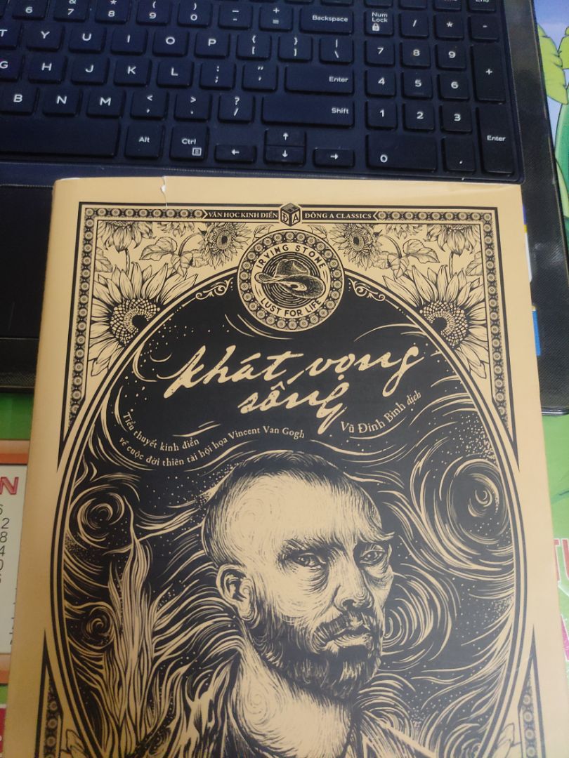 Mua sách Tiki đợt sale nhưng mình quá thất vọng thiệt sự. Bìa rời của sách bị rách 1 đường như phía trên hình, sách các góc giấy nhìn bẩn bẩn chán lắm! Tiki nên coi lại cách đóng gói và tình trạng sách như thế nào rồi giao đến khách hàng.