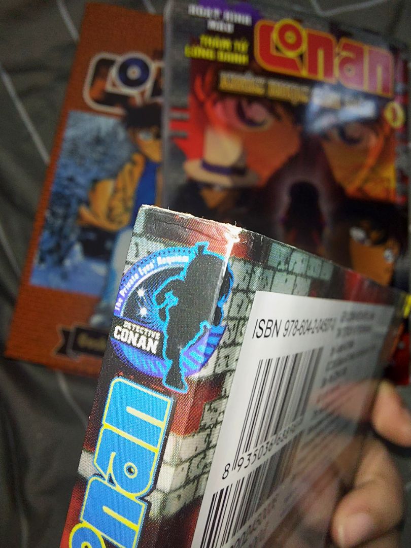 Mua để sưu tầm mà Tiki gửi như này đây :) Thất vọng thật sự, cũng đâu phải mua hàng sale hay gì đâu mà giao sách như vầy. Lúc mở hộp ra đã thấy nghi nghi rồi, sách chồng lên nhau chật kín cái hộp mà không có một lớp lót nào, bề mặt sách tiếp xúc trực tiếp vs cái hộp luôn chứ :)) Thêm quá trình vận chuyển sốc lên sốc xuống làm cái gáy bị như vầy đây cũng dễ hiểu. Quá thất vọng với Tiki, làm ăn có tâm xíu đi trời, combo 1 bộ 2 cuốn như vầy cũng 100k chứ ít gì!