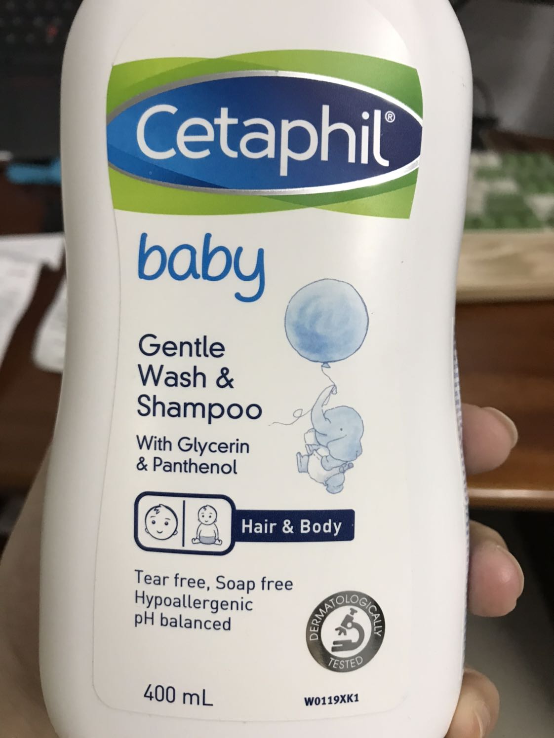 Đã dùng chai nhỏ nắp đậy, nhưng mỗi lần tắm bé rất khó lấy nên đổi qua chai lớn có vòi xịt. Mua đồ trên Tiki mình khá an tâm về chất lượng, hsd còn rất xa.