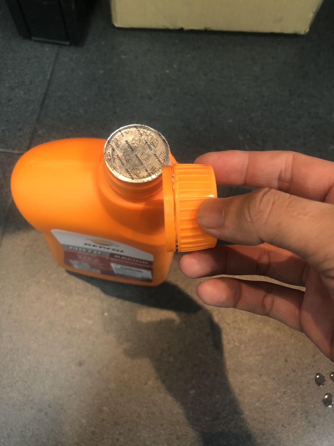 Chưa biết thực hư thế nào nhưng hơi lo lắng không biết có phải nhớt thật không vì nắp chai nhớt mở ra không bị rách phần đai dính nắp lại bình mà đi ra chung theo nắp bình. Phần những ký tự in gần đáy bình thấy nhoè không rõ ràng.