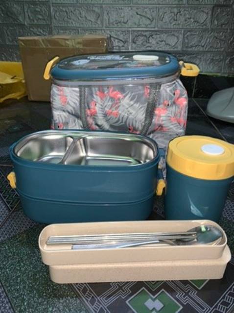 Hộp cơm đẹp lắm ạ. Đc tặng kèm túi cơm và đũa thìa , mọi người nên mua nhé😍😍🥰🥰
Lần sau sẽ ủng hộ shop