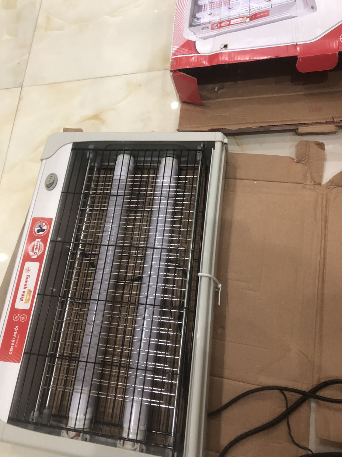 Tôi mua 2 máy bắt muỗi điện quang. Shiper k cho kiểm hàng trước khi nhận. Yêu cầu chuyển tiền lấy hàng rồi kiểm.
Kiểm tra: 1 máy bị bể nút nhựa cài thanh sắt
Máy 2 : hư công tắc bật, nằm yên vị trí , k bật qua bật lại được