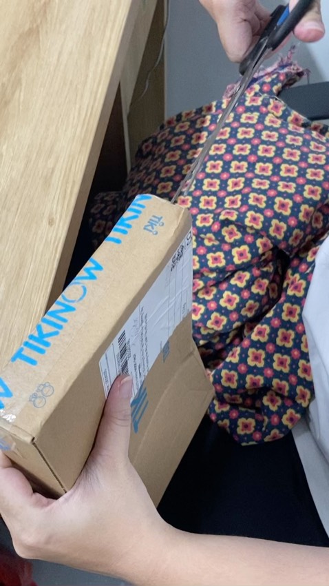 Giao nhanh lắm, cuốn sách xinh ơi là xinh. Mới đọc mấy trang nhưng đã thấy hay rồi :)) mà k dày nên dễ đọc rất hợp với ai lười đọc sách dày như mình ^^