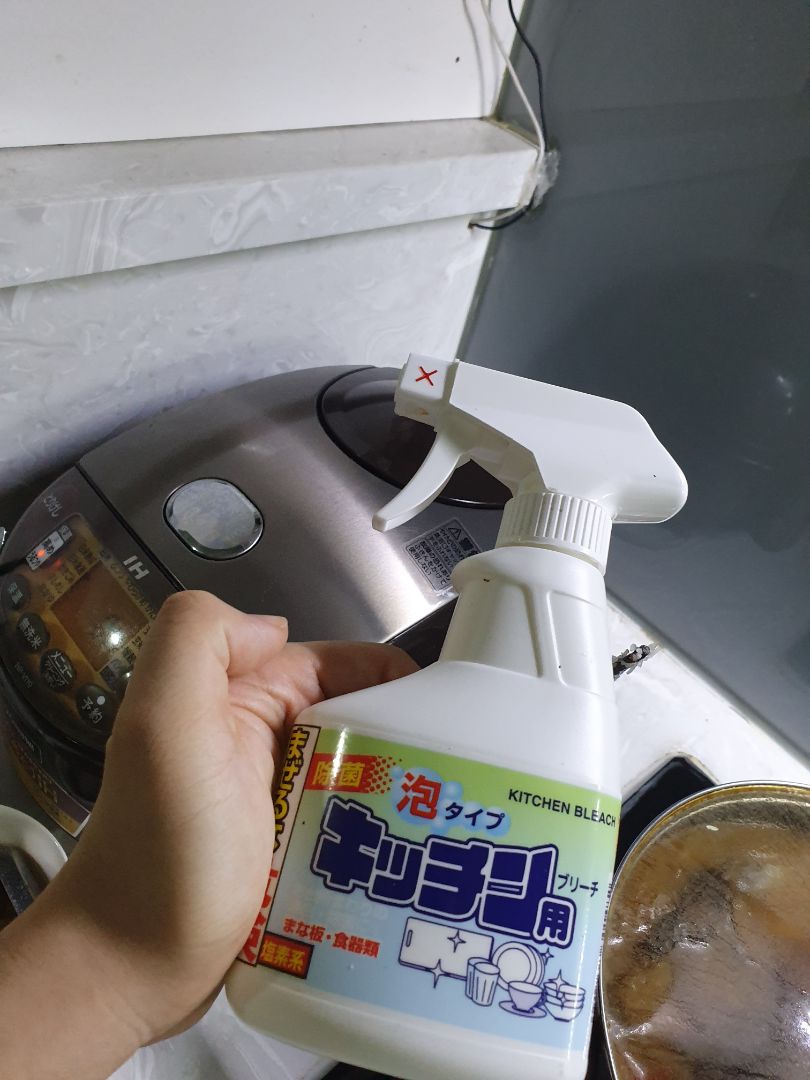 Sản phẩm tốt, lau chùi đồ bếp khỏi dầu mỡ. Tuy nhiên có mùi thuốc tẩy nên cần cẩn thận.