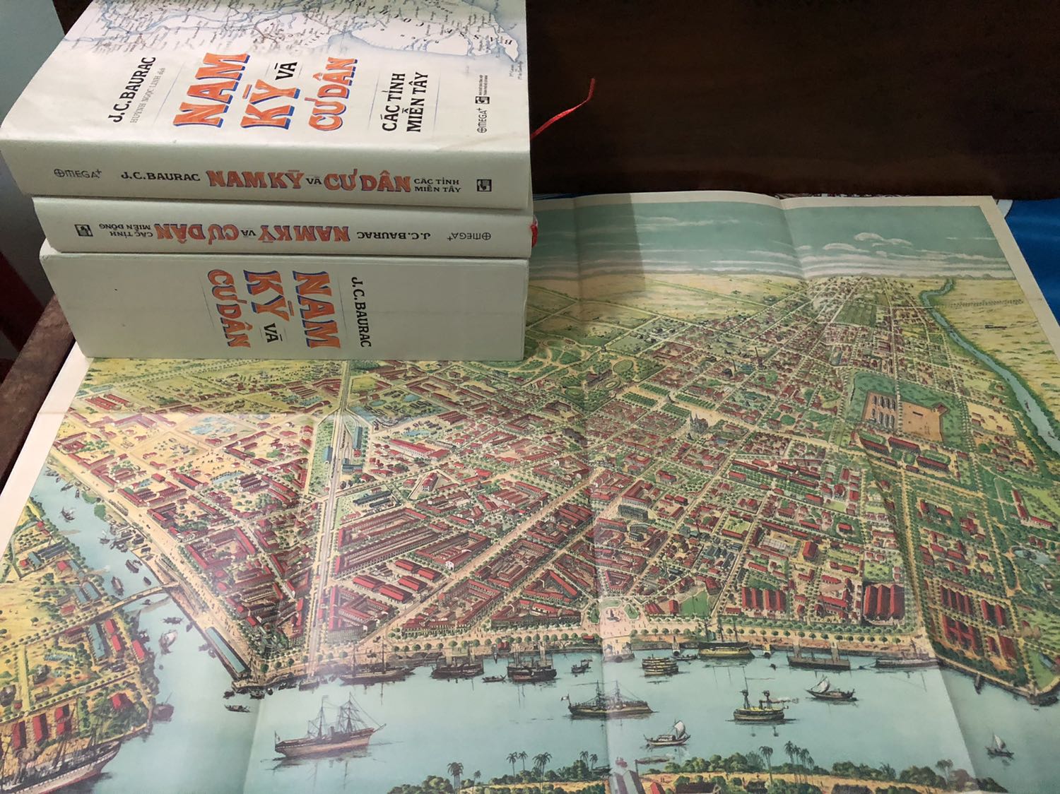 2 quyển sách có hộp đựng, tặng kèm bản đồ, đóng gói cẩn thận.