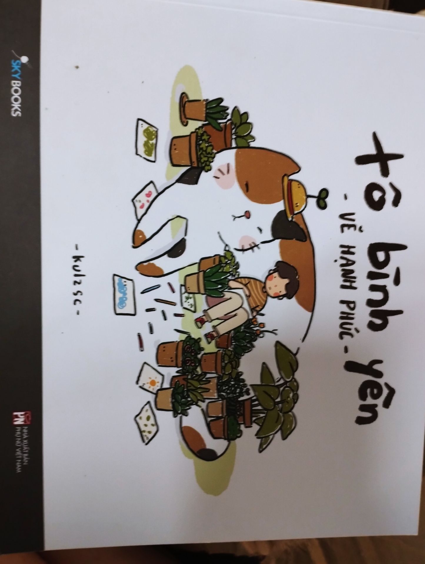 Chung combo bên kia nhưng đây chỉ nói về bên ngoài sách, vẫn không nói về nội dung. Bìa sách đẹp, có mấy hình chắc để tô, sách giao về khá nguyên trạng.
Còn lại để đọc xong sẽ cập nhật cảm nhận thêm sau.