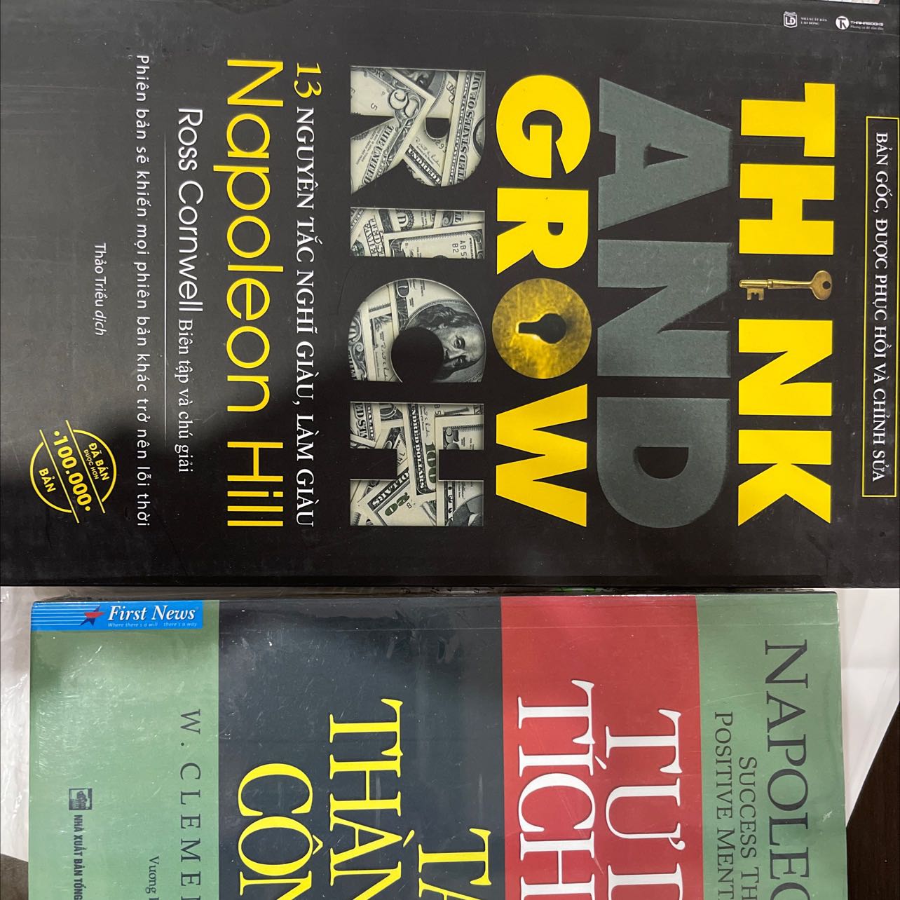 Mình đặt trong combo khác lúc giao hàng lại giao khác; và không có tặng kèm bookmark.