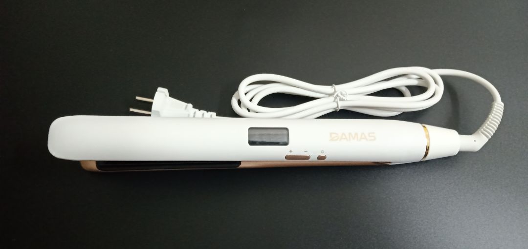 Ấn tượng đầu tiên khi mở máy là được cái chất liệu thân máy khi sờ vào và màu trông rất là sang luôn ý. Cắm điện vào dùng thử thì vừa bật đã thấy lên nhiệt nóng ran rồi, lên nhiệt cực kỳ nhanh luôn. Máy không bị dứt tóc nhiệt đều nên duỗi tóc mượt đét luôn. Nói chung sp rất là ok luôn shop ạ👍👍👍