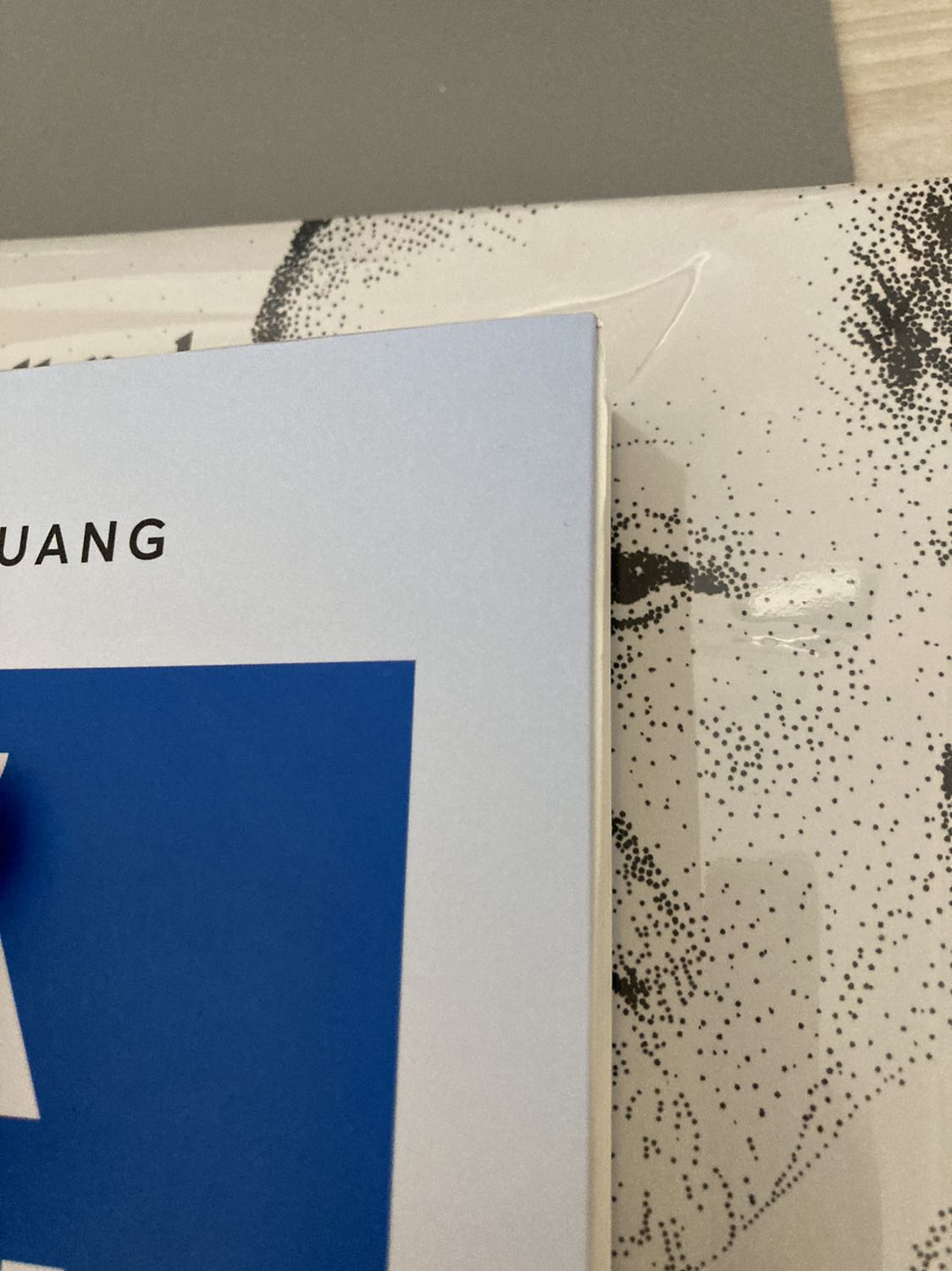 Sách có hơi lỗi về phần cắt giấy. Vận chuyển và sách rất tốt. Cảm ơn Tiki.