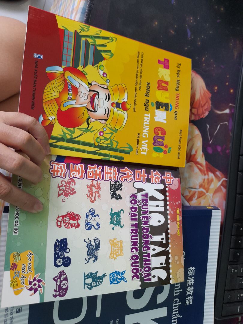 Truyện hay. Mua về luyện đọc và từ vựng. Chứ học chay hoài chán quá. Hsk4 là có thể đọc được kha khá nha mọi người. Có cả chữ giản thể. phồn thể phiên âm và dịch truyện. Tiện lợi phếch. Nên mua về đọc nha