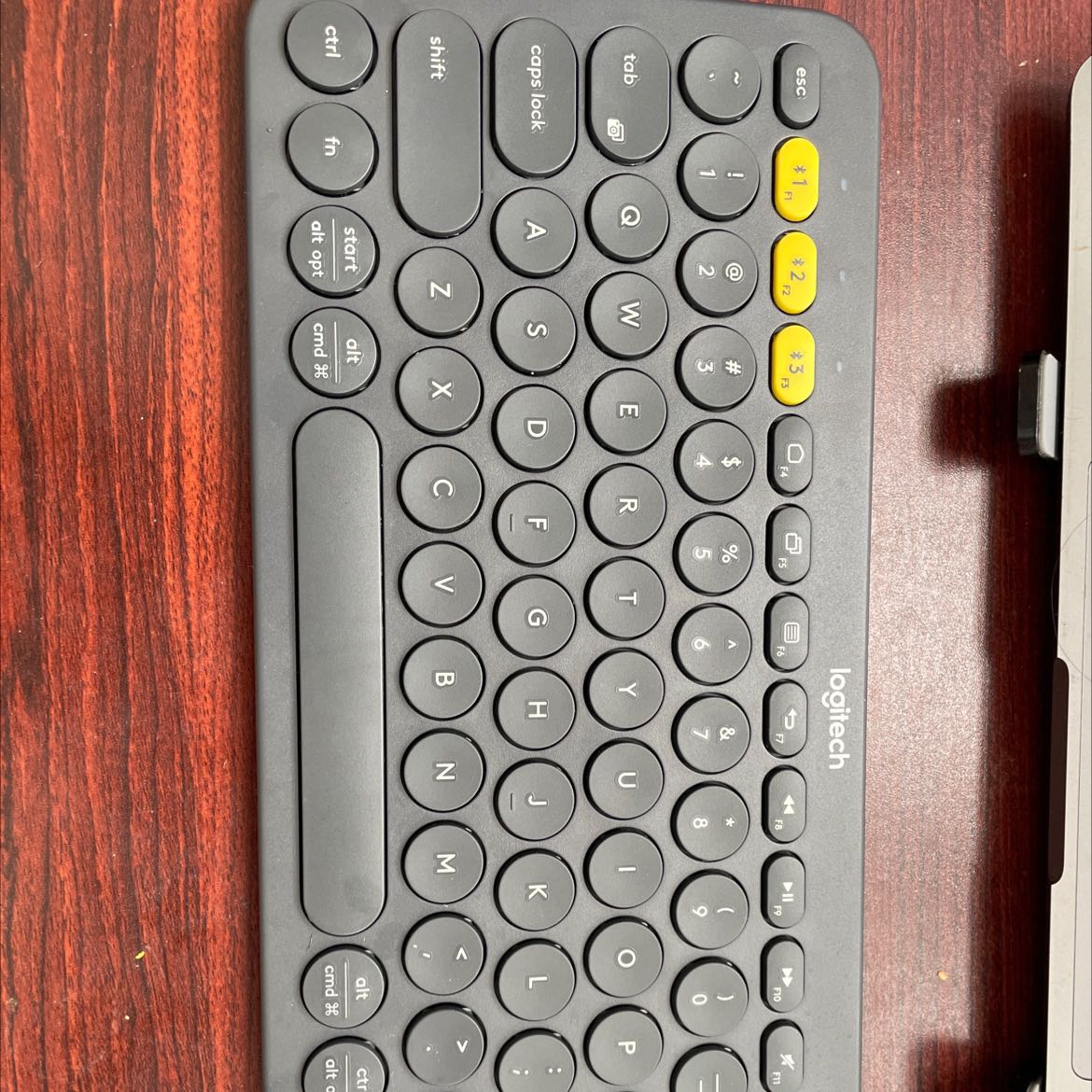 hành trình phím hơi ngắn hơn bình thường, lâu lâu gõ phím S không dính lắm, mình kết nối với mac os thì gõ hay bị hụt phím do phím hình tròn (chắc do quen với layout cũ trên con MacBook Pro của mình)
độ nảy phím cũng tương đối, nhìn chung trong tầm giá này thì đây là 1 lựa chọn tạm được! hành trình phím hơi ngắn hơn bình thường, lâu lâu gõ phím S không dính lắm, mình kết nối với mac os thì gõ hay bị hụt phím do phím hình tròn (chắc do quen với layout cũ trên con MacBook Pro của mình)
độ nảy phím cũng tương đối, nhìn chung trong tầm giá này thì đây là 1 lựa chọn tạm được!